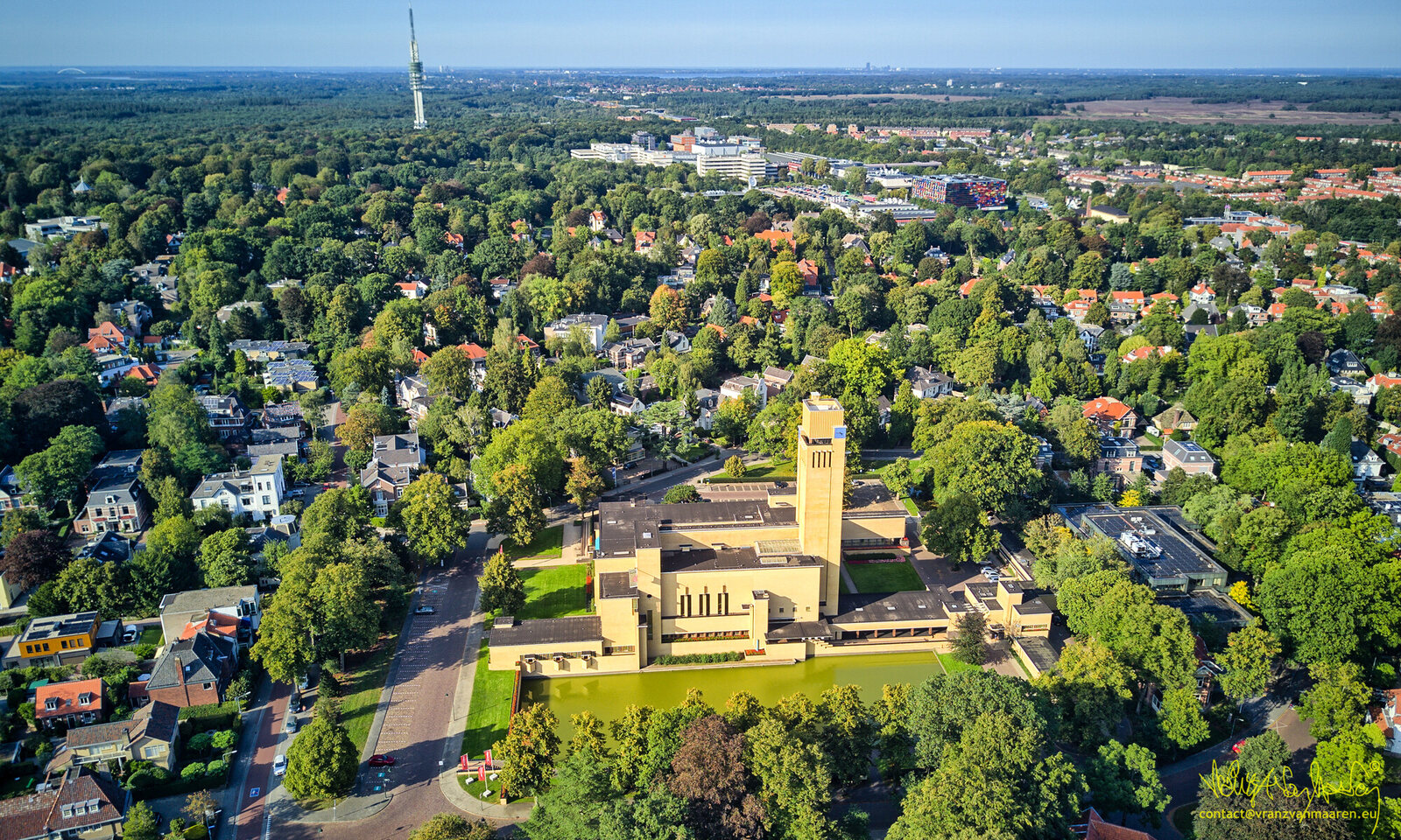 Luchtfoto van Hilversum met het raadhuis van Dudok